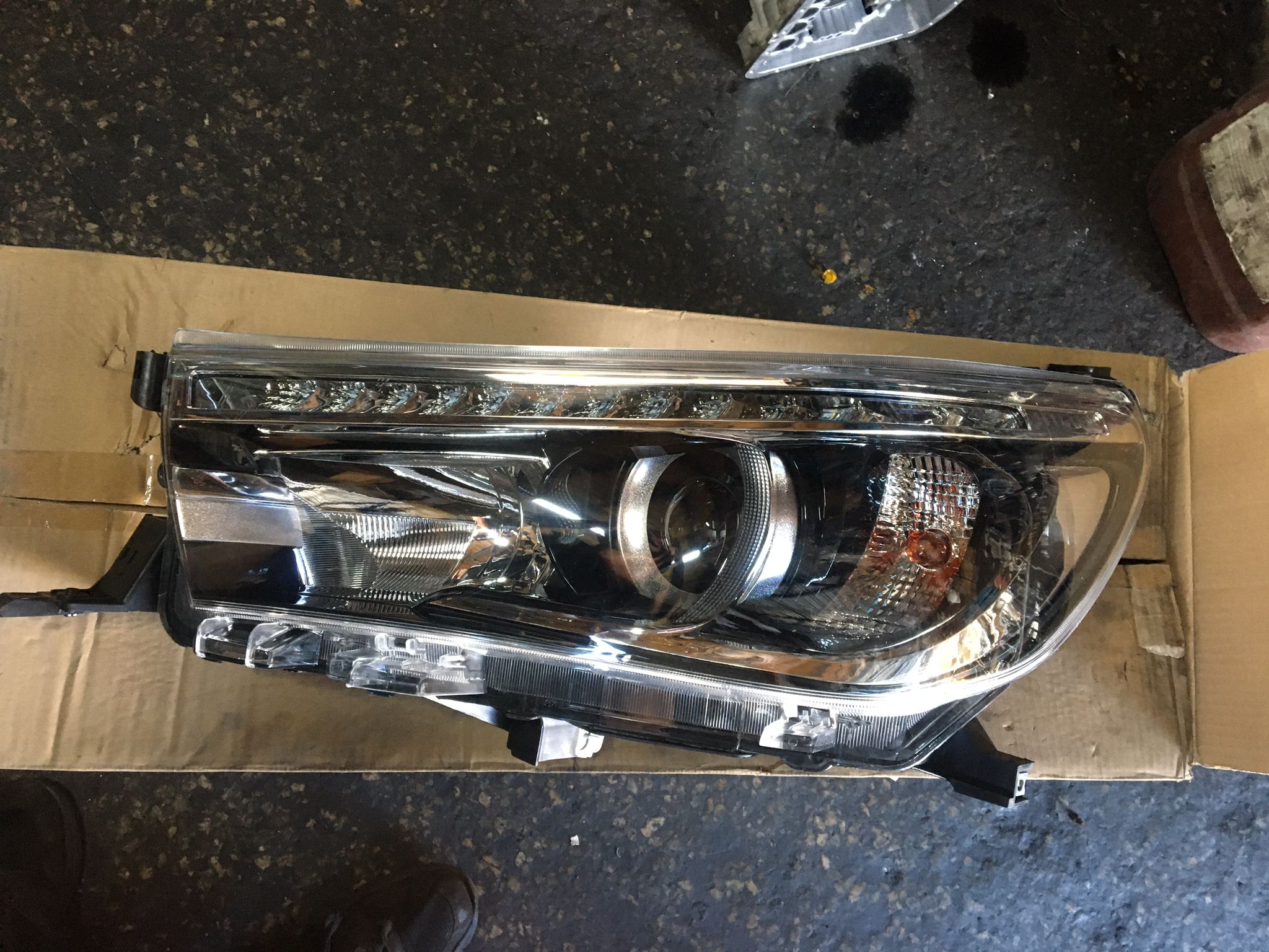 TOYOTA HİLUX MERCEK MOTORLU SOL FAR -X14042025-314