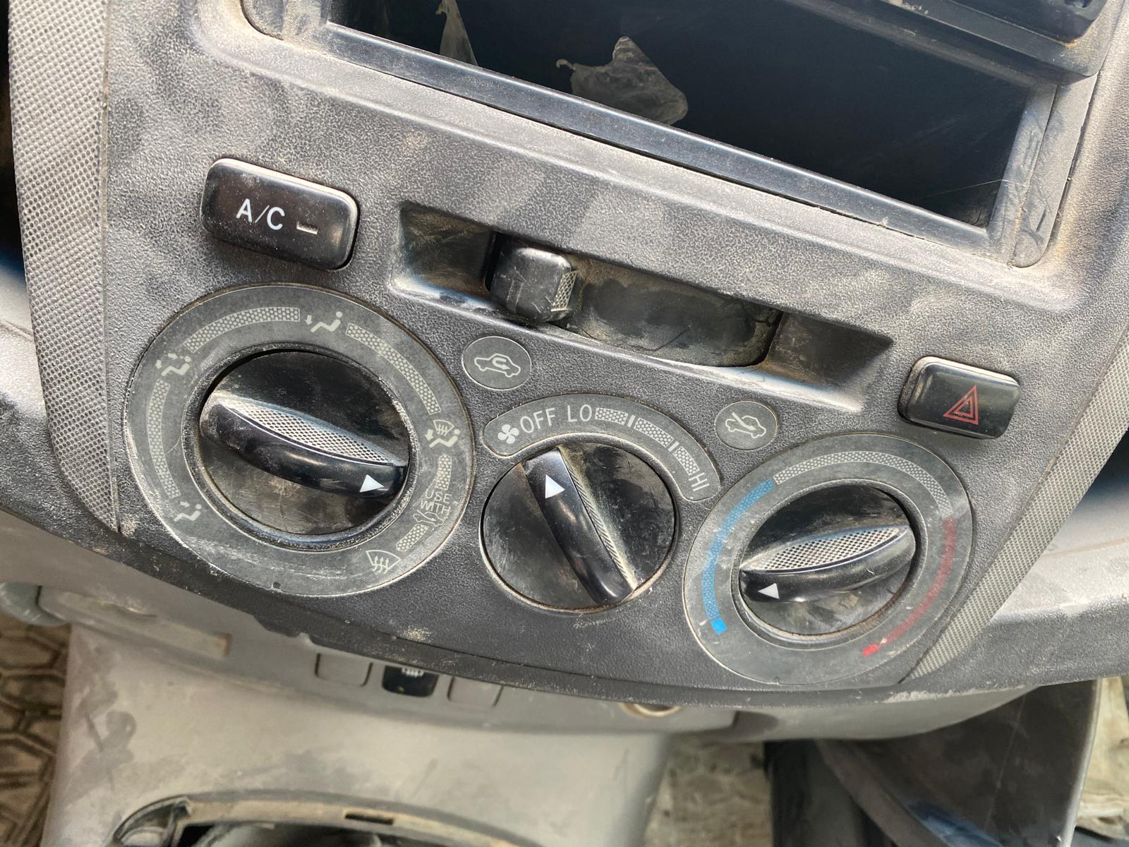 TOYOTA HİLUX 2006-2011 KLİMA DÜĞMELERİ -X14042025-1944
