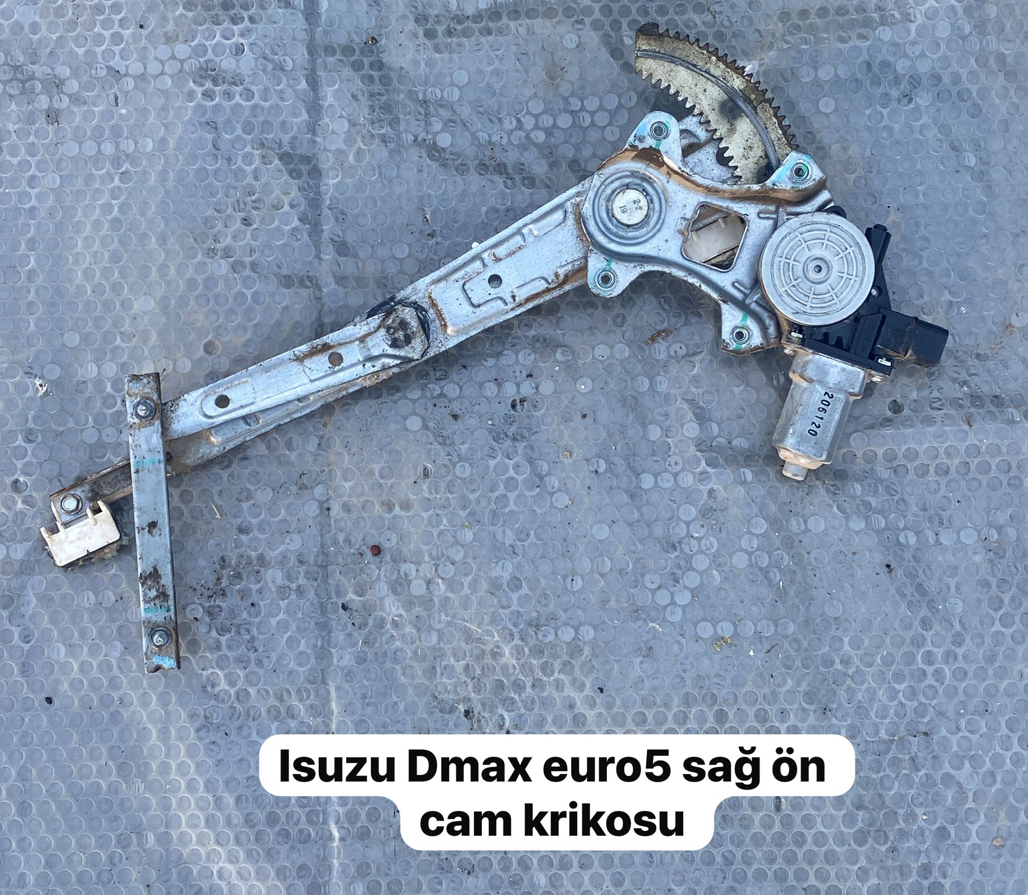 ISUZU DMAX EURO5 SAĞ ÖN CAM KRİKOSU -X14042025-4464
